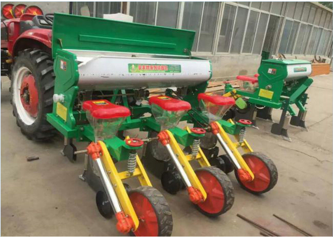 La maquinaria de los tractores de granja ejecuta el espaciamiento exacto de la fila de la sembradora los 600-800cm de la posición del maíz proveedor