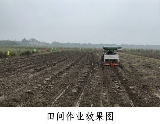 El tractor de granja de Commerical ejecuta el esparcidor montado tractor del fertilizante 0